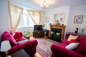 Lovely 2 bed house with garden and parking